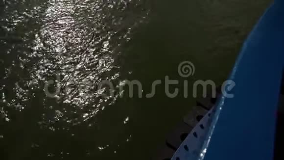 乘渡船到海或河渠的另一边在阳光明媚的日子里旋转水面和倒影视频的预览图