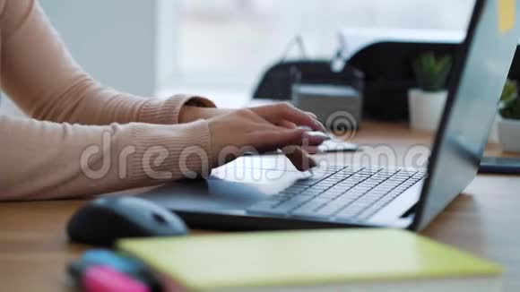 女性手在办公室的笔记本电脑上打字视频的预览图