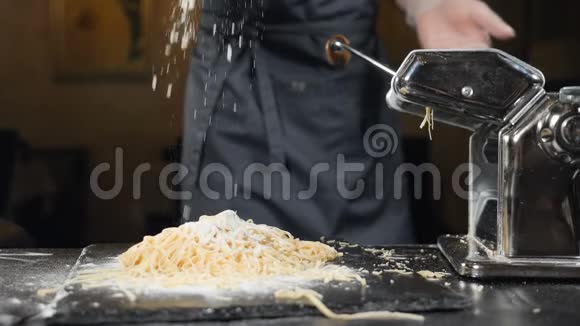 传统意大利自制面食面粉从手中缓缓落下为自制添加面粉的特写镜头视频的预览图