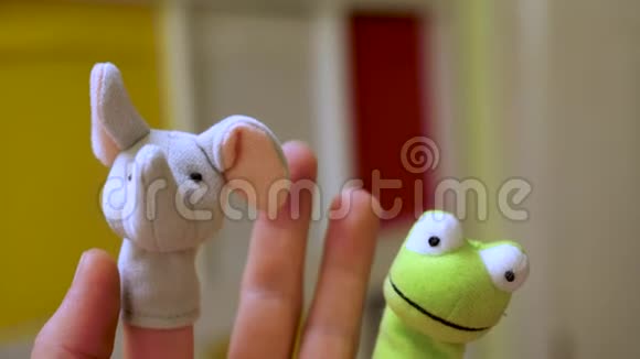 幼儿园的手指娃娃剧院幼儿园概念快乐的童年概念角色游戏背景大脑视频的预览图