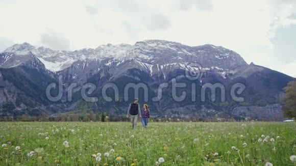 幸福的女人和男人牵着手走在美丽的山区好好休息一起去阿尔卑斯山旅行视频的预览图