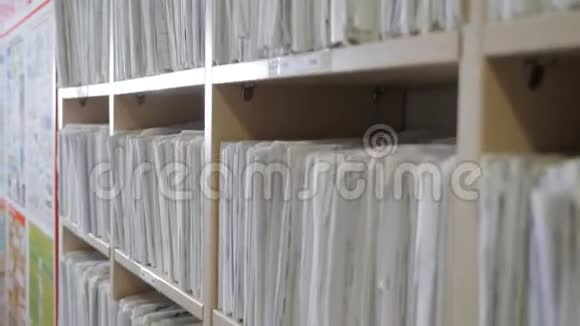 木制抽屉里的旧档案数据库概念老式橱柜医院的图书卡或文件目录病人卡视频的预览图