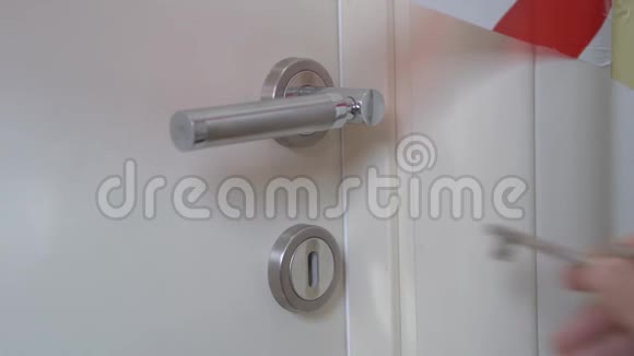 将钥匙插入钥匙孔降低钢柄打开房间公寓门视频的预览图