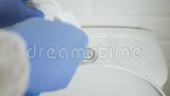 戴防护手套清洗消毒医院浴室内的卫生物品并有抗菌溶液视频的预览图