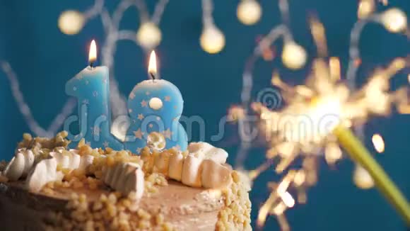 生日蛋糕18号蜡烛和闪闪发光的蓝色背景慢速运动和特写镜头视频的预览图