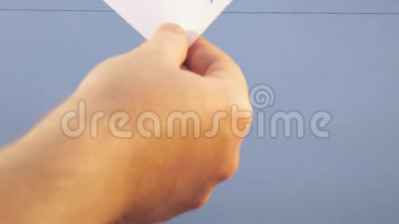 一名男子悬挂一张白纸上面印着黑色的文字周一在蓝色背景上视频的预览图