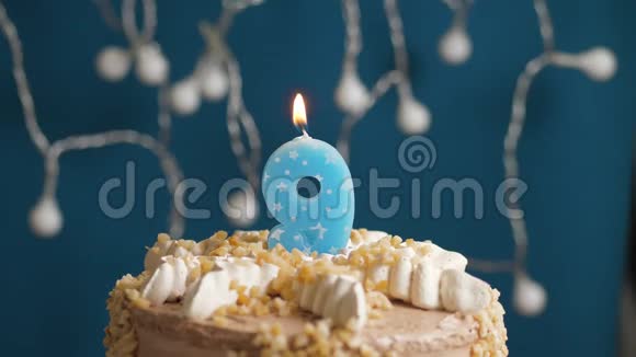 生日蛋糕蓝色背景上有9个数字蜡烛蜡烛吹灭了慢动作和特写视频的预览图