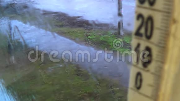 外面下雨的天气窗户玻璃上的水滴雾状温度计刻度视频的预览图