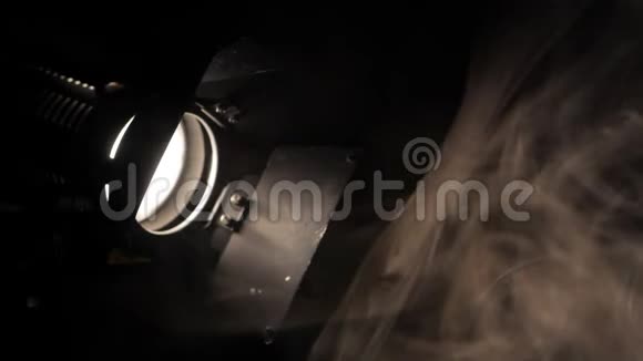 烟雾在黑暗中闪烁着明亮的探照灯视频的预览图