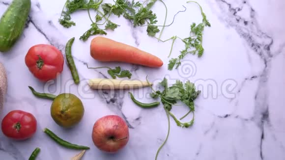 蔬菜水果和可重复使用的购物袋的俯视图视频的预览图