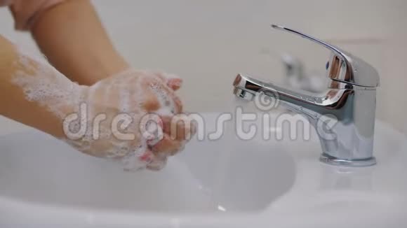 用肥皂和水洗手预防冠状病毒视频的预览图