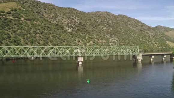 葡萄牙费拉多萨杜罗地区铁路桥的无人视野视频的预览图
