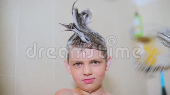 儿童肥皂时尚的莫霍克从头发视频的预览图