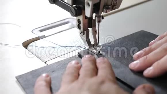 缝纫机的特写镜头服装包复古风格过缝阶段的缝纫视频的预览图