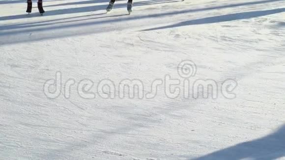 在晴天溜冰场滑滑冰的溜冰鞋中的腿视频的预览图