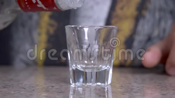空杯往哪倒透明的饮料像伏特加然后上升视频的预览图