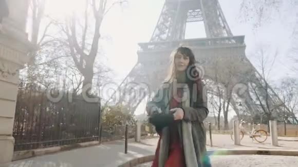 快乐美丽时尚的旅游女性摆姿势戴上帽子在埃菲尔铁塔附近浪漫巴黎旅行慢动作视频的预览图