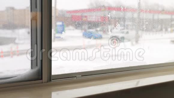 在冬天的暴风雪中城市的交通穿过霜冻的窗户摘要背景剪辑视频的预览图