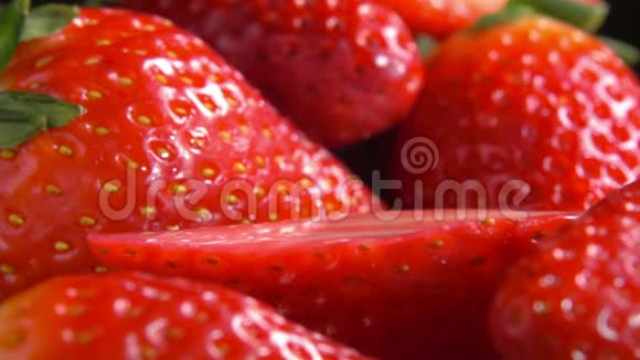 切片草莓落在红色浆果上视频的预览图