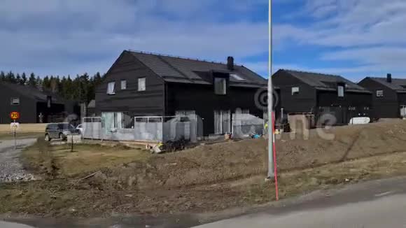 美丽的风景新的现代黑色私人住宅在蓝天白云背景欧洲视频的预览图
