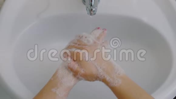用肥皂和水彻底洗手预防冠状病毒疾病视频的预览图