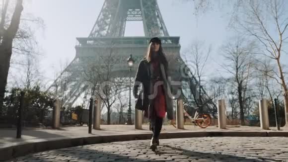 幸福美丽微笑的旅游女人走向镜头著名的巴黎埃菲尔铁塔背景中慢动作视频的预览图