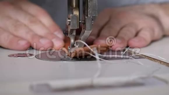 在私人皮革工艺品店工作缝纫机缝纫带正在加工中工作中的裁缝男裁缝工视频的预览图