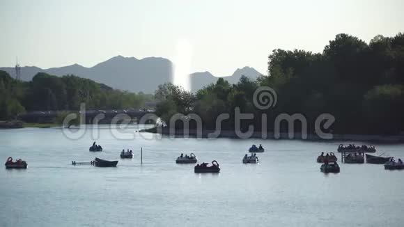 伊朗人民乘坐船只在Zayandeh河上放松途经伊朗伊斯法罕市视频的预览图