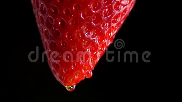 从草莓中流出的水滴视频的预览图