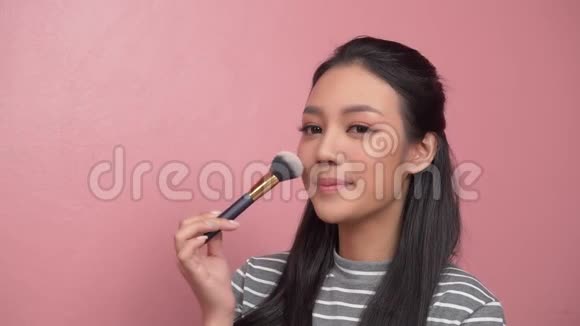 年轻美女亚洲女人化妆刷视频的预览图
