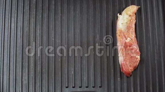 一段时间的录像厨师把生肉放在电烤架上炒猪肉的准备特写镜头顶部视图视频的预览图