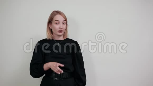 穿着黑色夹克的漂亮年轻无胡子女士在工作场所视频的预览图