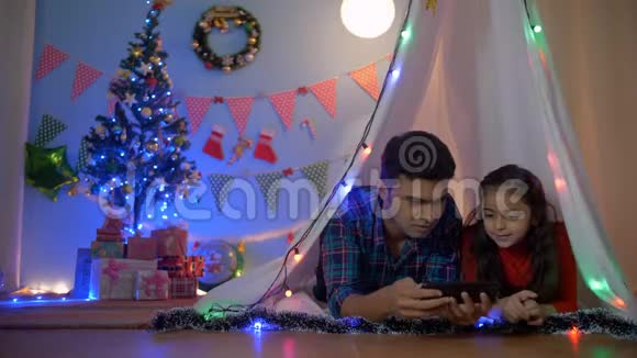 在印度小爸爸和女儿在圣诞夜快乐地躺在帐篷里视频的预览图