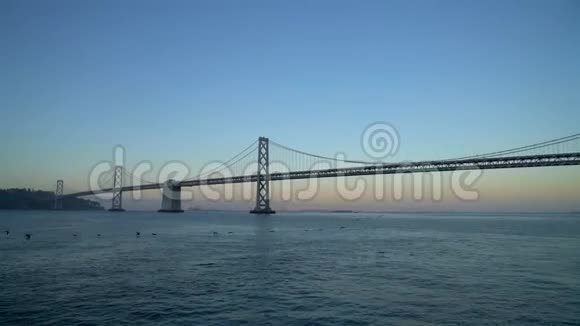 美国加利福尼亚州日落时旧金山海湾大桥全景视频的预览图
