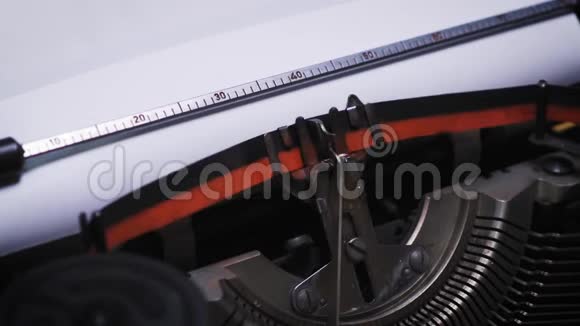 旧打字机上的字章视频的预览图