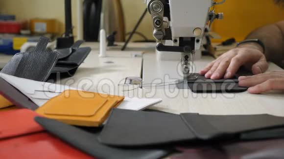 缝制皮革制品DIY手工制作包商务工艺小型私人皮革制造雕刻工坊视频的预览图