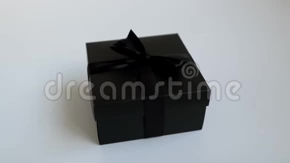 白色背景黑色漂亮盒子中的节日礼物视频的预览图