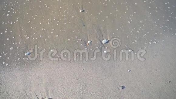 沙滩上的卵石和海岸上的海潮视频的预览图