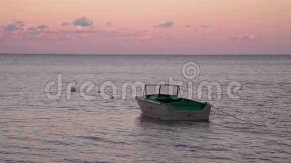 日落时分渔船在码头靠岸停靠水上游艇背景是五彩缤纷的晚霞视频的预览图