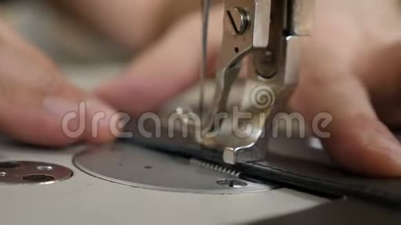 在工作的工匠制作皮包的车间工匠在缝纫机特写上缝合邮袋项目视频的预览图