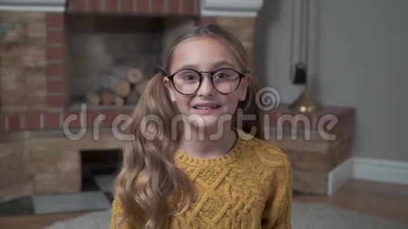 一个戴着眼镜的白人女孩的照片显示我有了一个想法的姿势和微笑可爱的小学者视频的预览图