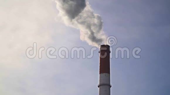 带烟管道工业生产厂房大气污染浓密的浓烟来自工业用红白色管道视频的预览图