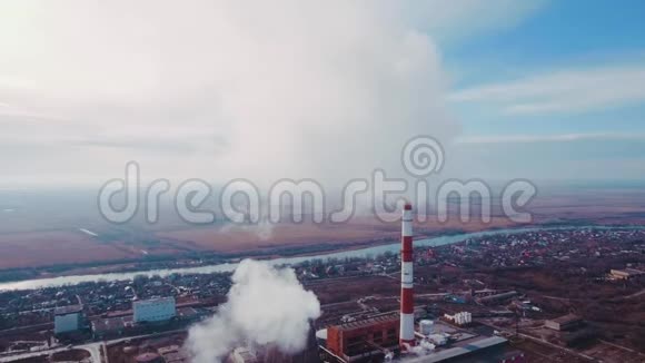 有烟管道工业生产厂房大气污染从鸟瞰工业管道冒出浓烟视频的预览图