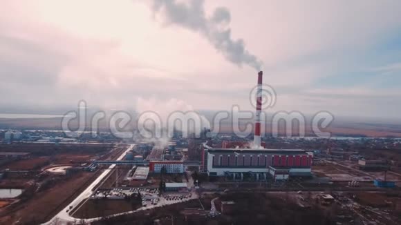 有烟管道工业生产厂房大气污染从鸟瞰工业管道冒出浓烟视频的预览图