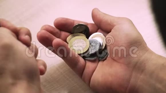 一个家伙找到了小硬币小钱贫穷和债务危机特写视频的预览图