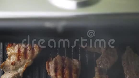 在金属电烤架上烹饪烤肉的过程美味的猪肉特写镜头顶部视图视频的预览图