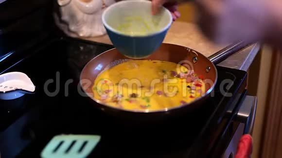 一份美味的早餐煎锅上面有火腿鸡蛋新鲜蔬菜和融化的奶酪鸡蛋是在这个剪辑中添加的视频的预览图