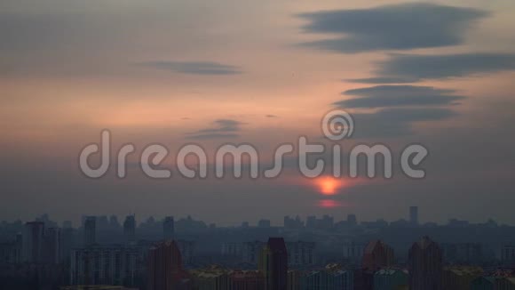 基辅城市景观在戏剧性的日落与惊人的云景乌克兰视频的预览图