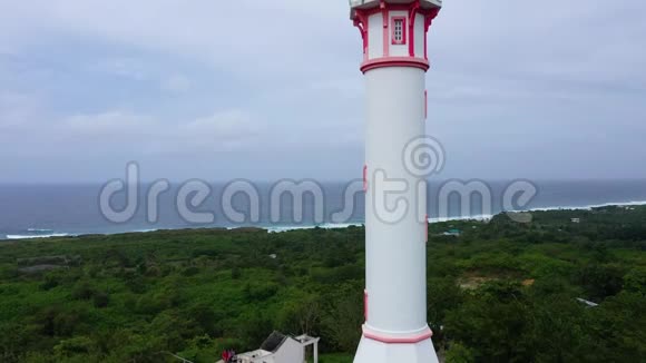 白塔灯塔在一个大岛上俯视视频的预览图