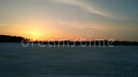 冬天在一个寒冷的夜晚湖面上的日落景色视频的预览图